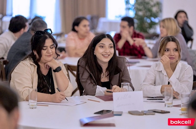 “Bakcell” “INMerge” İnnovasiya Sammiti ərəfəsində jurnalistlər üçün təlim təşkil edib — FOTOLAR