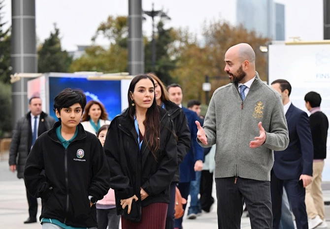 Leyla Əliyeva maket balinanı ziyarət edib — FOTOLAR Leyla Əliyeva maket balinanı ziyarət edib — FOTOLAR
