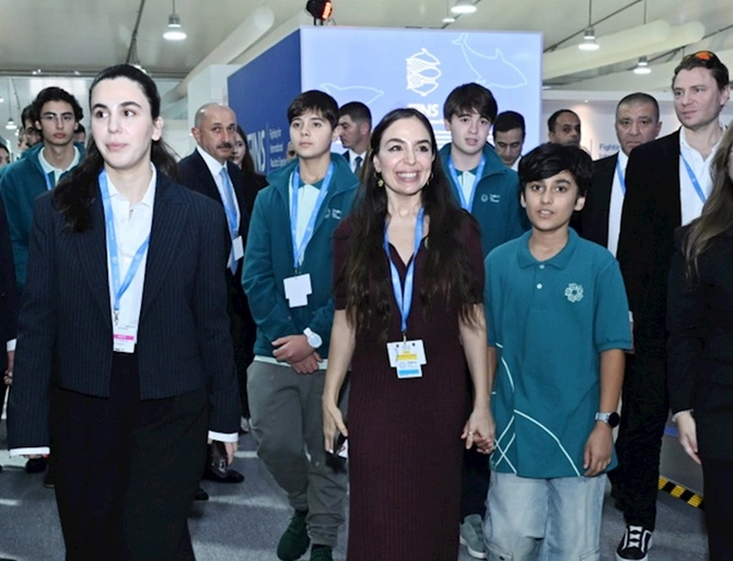 Leyla Əliyeva maket balinanı ziyarət edib — FOTOLAR Leyla Əliyeva maket balinanı ziyarət edib — FOTOLAR