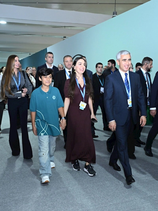 Leyla Əliyeva maket balinanı ziyarət edib — FOTOLAR Leyla Əliyeva maket balinanı ziyarət edib — FOTOLAR