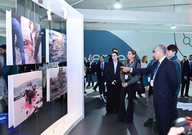 Leyla Əliyeva maket balinanı ziyarət edib — FOTOLAR Leyla Əliyeva maket balinanı ziyarət edib — FOTOLAR