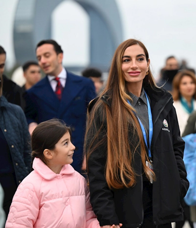 Leyla Əliyeva maket balinanı ziyarət edib — FOTOLAR Leyla Əliyeva maket balinanı ziyarət edib — FOTOLAR