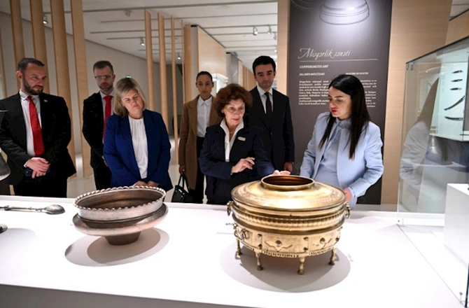 Şimali Makedoniyanın Prezidenti Heydər Əliyev Mərkəzində olub — FOTOLAR Şimali Makedoniyanın Prezidenti Heydər Əliyev Mərkəzində olub — FOTOLAR