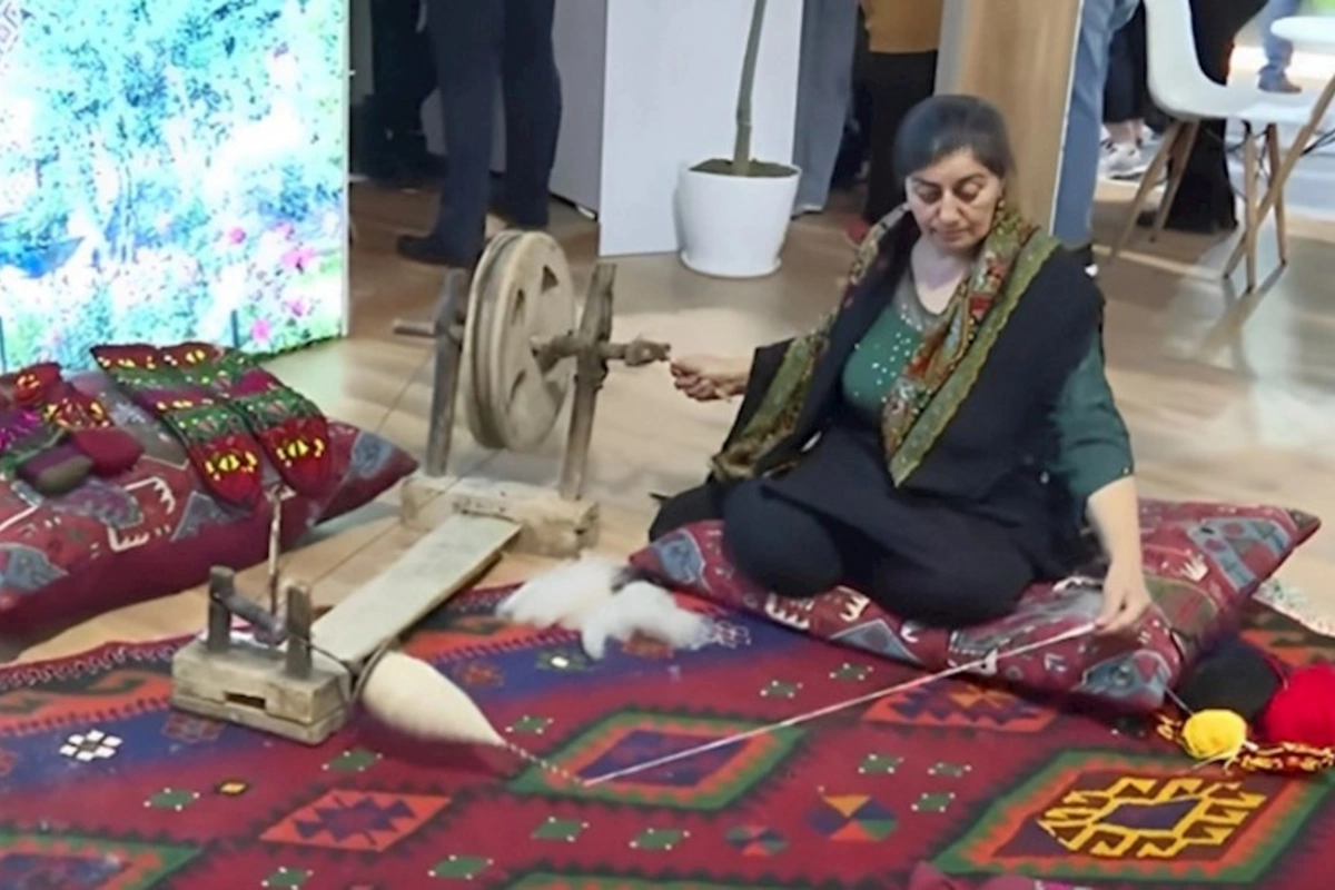 COP29-da əcnəbi qonaqlara xalça toxumaq öyrədilir — VİDEO