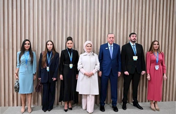 Ərdoğan və xanımı Prezidentin ailə üzvləri ilə görüşdü — FOTOLAR