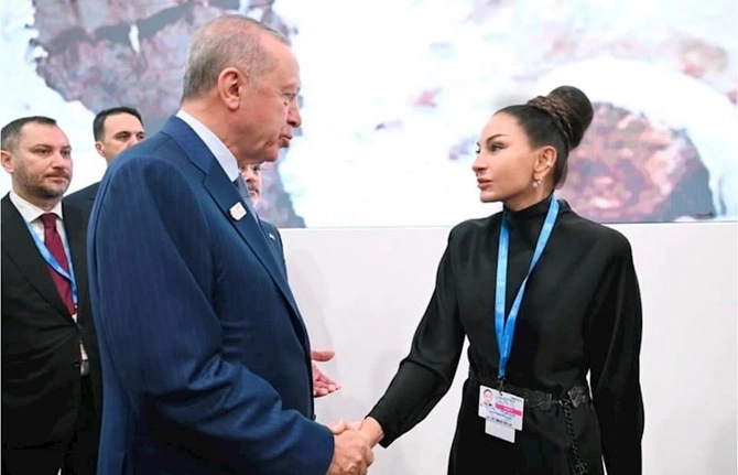 Ərdoğan və xanımı Prezidentin ailə üzvləri ilə görüşdü — FOTOLAR