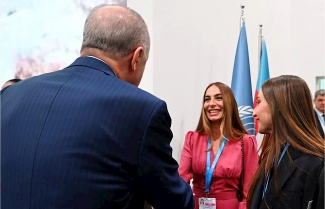 Ərdoğan və xanımı Prezidentin ailə üzvləri ilə görüşdü — FOTOLAR