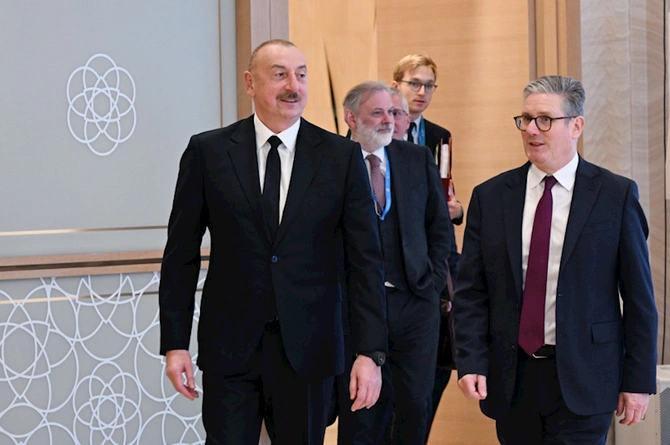 Prezident İlham Əliyev Britaniyanın Baş naziri ilə görüşüb — FOTO (YENİLƏNİB) Prezident İlham Əliyev Britaniyanın Baş naziri ilə görüşüb — FOTO (YENİLƏNİB)