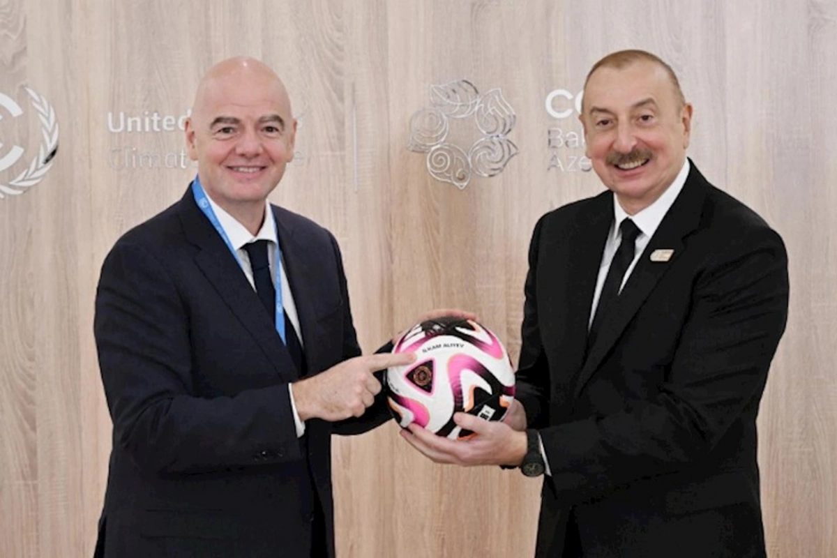 FIFA prezidenti Azərbaycan liderinə üzərində İlham Aliyev yazılmış xüsusi top təqdim edib — FOTO