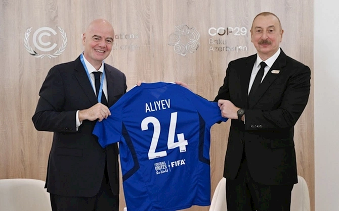 FIFA prezidenti Azərbaycan liderinə üzərində İlham Aliyev yazılmış xüsusi top təqdim edib — FOTO