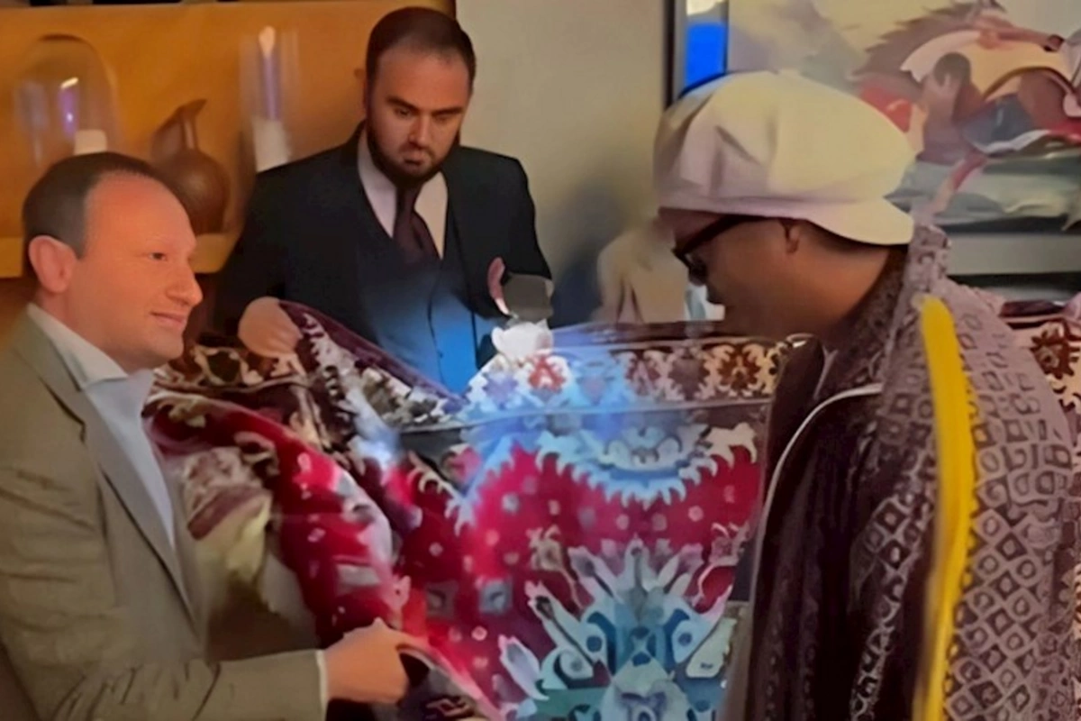 Ronaldinyoya Qarabağ xalçası hədiyyə olundu — VİDEO