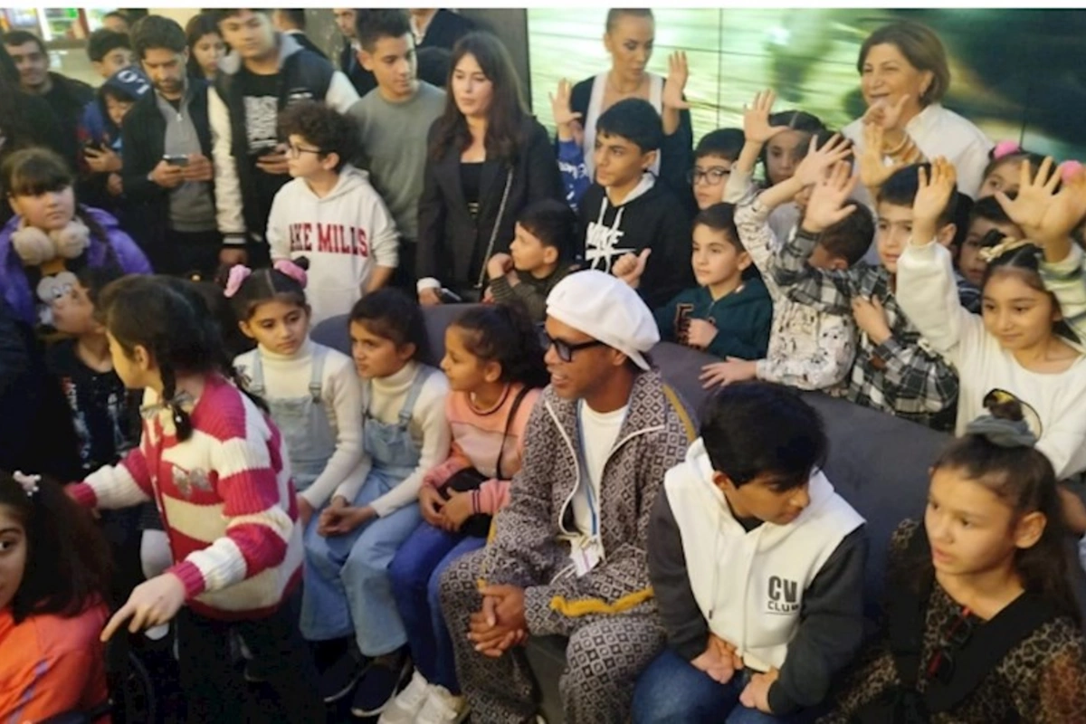 Ronaldinyo kimsəsiz uşaqlarla görüşdü — FOTO
