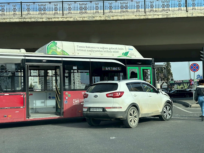 Paytaxtdakı qəza tıxaca səbəb oldu — FOTO