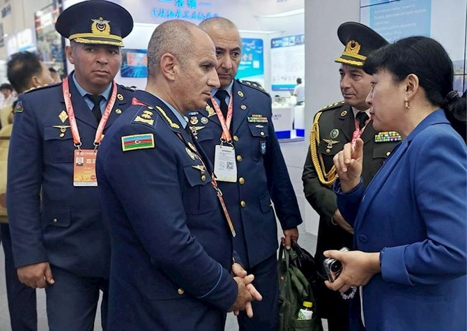 Hərbi Hava Qüvvələrinin komandanı Çində keçirilən beynəlxalq sərgidə — FOTOLAR