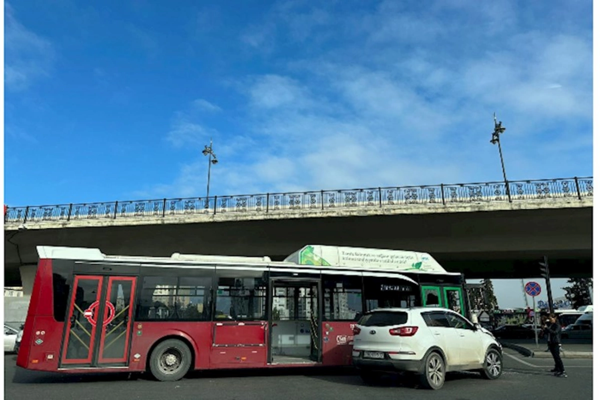 Paytaxtdakı qəza tıxaca səbəb oldu — FOTO