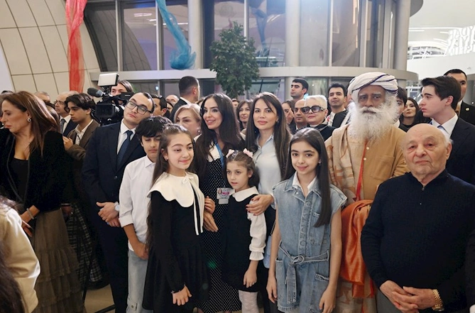 Leyla və Arzu Əliyevalar sərgidə — FOTOLAR (VİDEO)