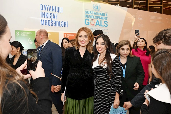 Leyla və Arzu Əliyevalar sərgidə — FOTOLAR (VİDEO)