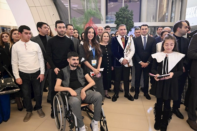 Leyla və Arzu Əliyevalar sərgidə — FOTOLAR (VİDEO)