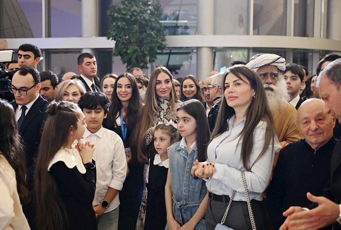 Leyla və Arzu Əliyevalar sərgidə — FOTOLAR (VİDEO)