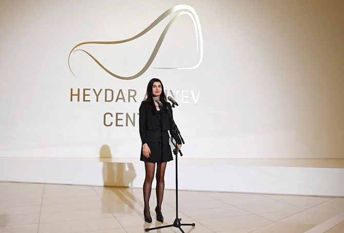 Leyla və Arzu Əliyevalar sərgidə — FOTOLAR (VİDEO)