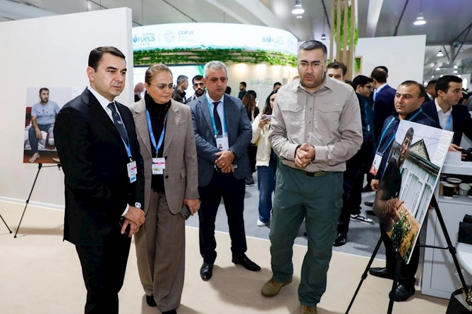 Düyməni sıxan ayaqlar — FOTOLAR Düyməni sıxan ayaqlar — FOTOLAR