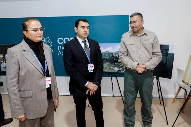 Düyməni sıxan ayaqlar — FOTOLAR Düyməni sıxan ayaqlar — FOTOLAR