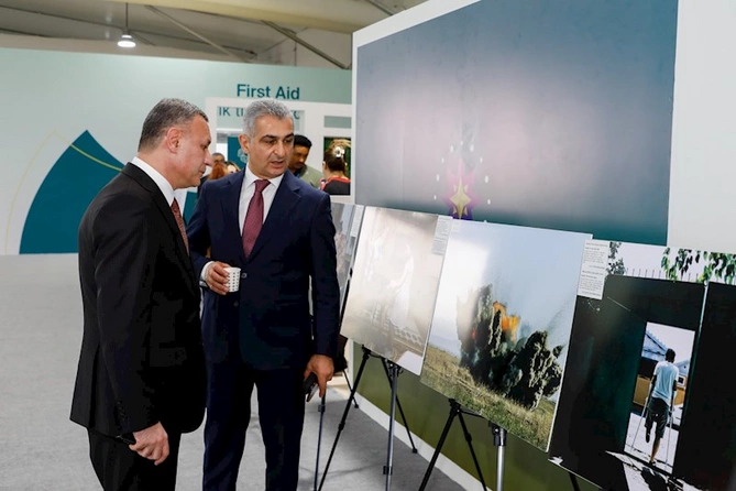 Düyməni sıxan ayaqlar — FOTOLAR Düyməni sıxan ayaqlar — FOTOLAR