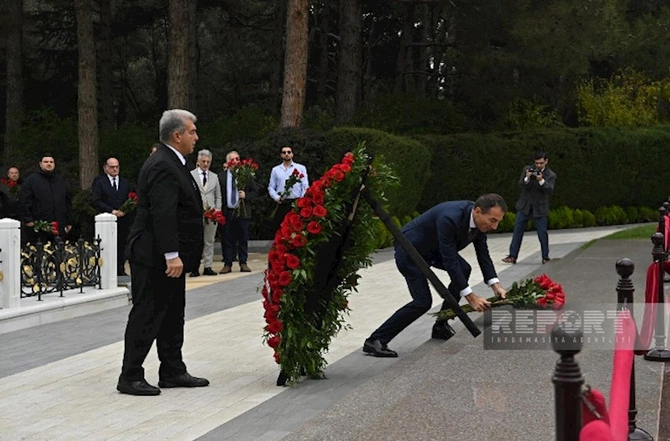 Barselona prezidenti Heydər Əliyevin məzarını ziyarət etdi — FOTOLAR Barselona prezidenti Heydər Əliyevin məzarını ziyarət etdi — FOTOLAR