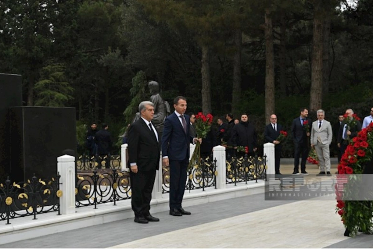 Barselona prezidenti Heydər Əliyevin məzarını ziyarət etdi — FOTOLAR