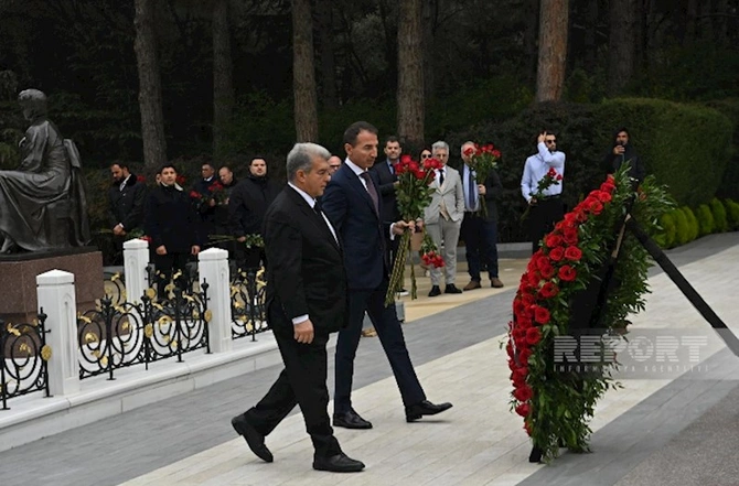 Barselona prezidenti Heydər Əliyevin məzarını ziyarət etdi — FOTOLAR Barselona prezidenti Heydər Əliyevin məzarını ziyarət etdi — FOTOLAR