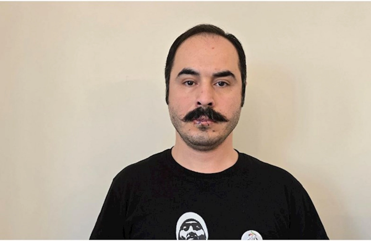 İranda fəal gənc dodaqlarını bir-birinə tikib