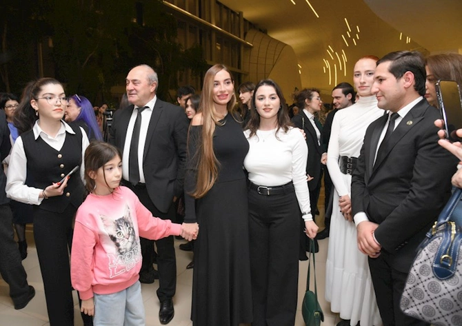 Leyla və Arzu Əliyevalar sərgidə — FOTOLAR (VİDEO)
