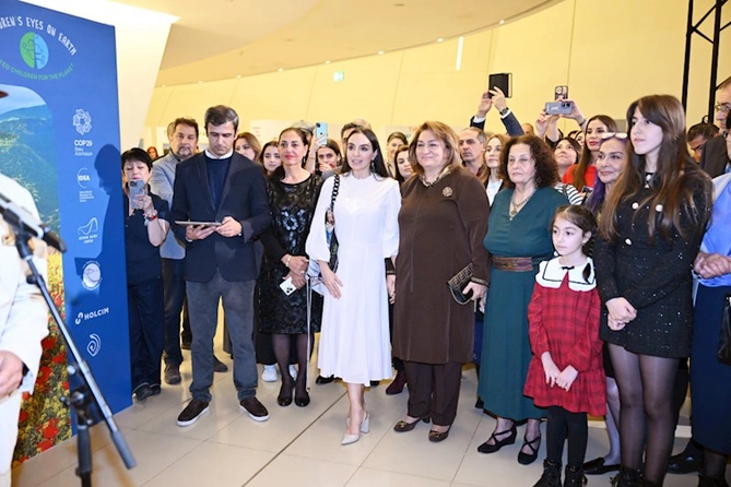 Leyla və Arzu Əliyevalar sərgidə — FOTOLAR (VİDEO)