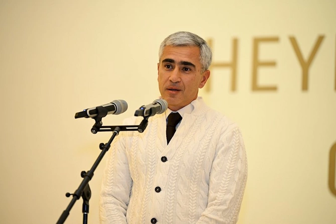 Lorenso Kuinnin “Təbiətdə tarazlıq” sərgisi Heydər Əliyev Mərkəzində — FOTOLAR Lorenso Kuinnin “Təbiətdə tarazlıq” sərgisi Heydər Əliyev Mərkəzində — FOTOLAR