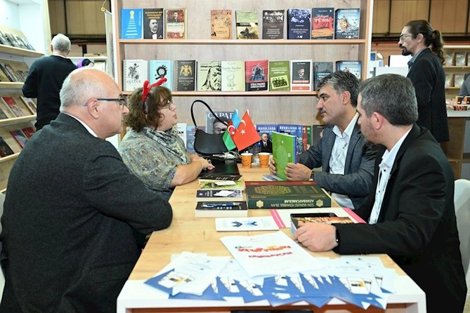 İstanbul sərgisində Azərbaycan yazarlarının iştirakı ilə ədəbi müzakirələr və imza mərasimi keçirilib — FOTOLAR