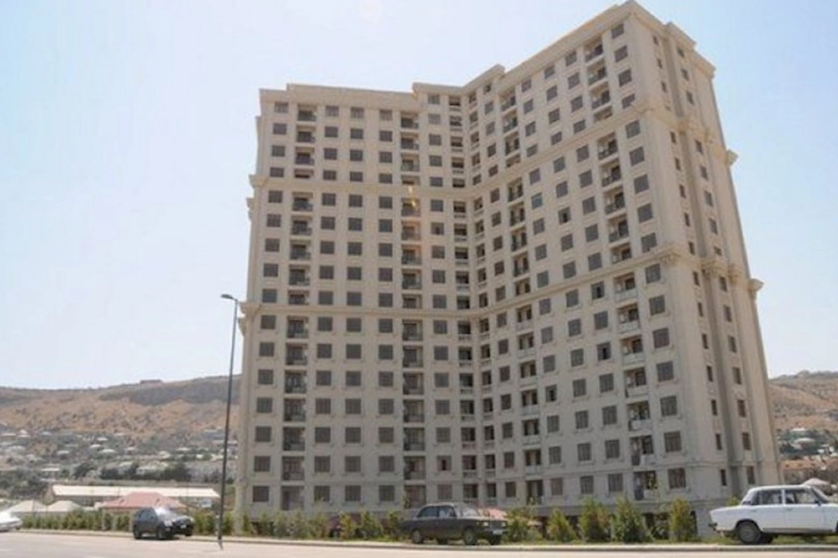 Bakıda jurnalistlər üçün inşa edilmiş binaların yaxınlığında avtomobil piyadanı vurdu