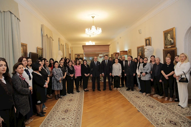 Mədəniyyət naziri Milli Azərbaycan Ədəbiyyatı Muzeyinin kollektivi ilə görüşüb — FOTOLAR Mədəniyyət naziri Milli Azərbaycan Ədəbiyyatı Muzeyinin kollektivi ilə görüşüb — FOTOLAR