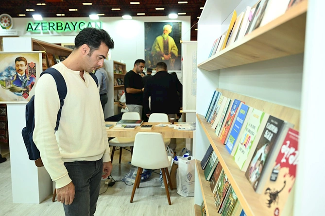 İstanbul sərgisində Azərbaycan yazarlarının iştirakı ilə ədəbi müzakirələr və imza mərasimi keçirilib — FOTOLAR