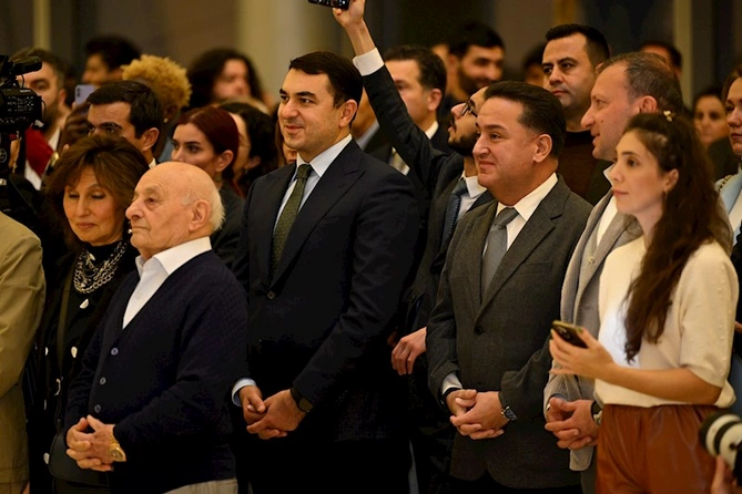 Lorenso Kuinnin “Təbiətdə tarazlıq” sərgisi Heydər Əliyev Mərkəzində — FOTOLAR Lorenso Kuinnin “Təbiətdə tarazlıq” sərgisi Heydər Əliyev Mərkəzində — FOTOLAR