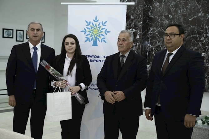 Hacıqabulda Yeni Azərbaycan Partiyasının təsis edilməsinin 32 illiyi münasibəti ilə tədbir keçirildi — FOTOLAR Hacıqabulda Yeni Azərbaycan Partiyasının təsis edilməsinin 32 illiyi münasibəti ilə tədbir keçirildi — FOTOLAR