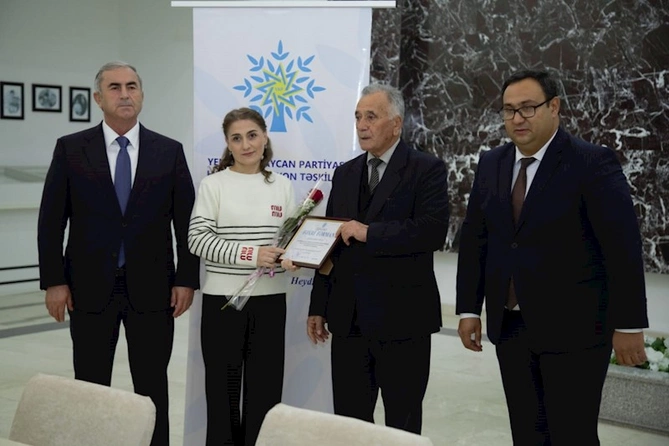 Hacıqabulda Yeni Azərbaycan Partiyasının təsis edilməsinin 32 illiyi münasibəti ilə tədbir keçirildi — FOTOLAR Hacıqabulda Yeni Azərbaycan Partiyasının təsis edilməsinin 32 illiyi münasibəti ilə tədbir keçirildi — FOTOLAR