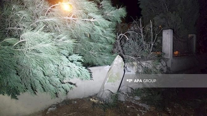 Maşın beton hasara çırpıldı, yanıb kül oldu — FOTOLAR