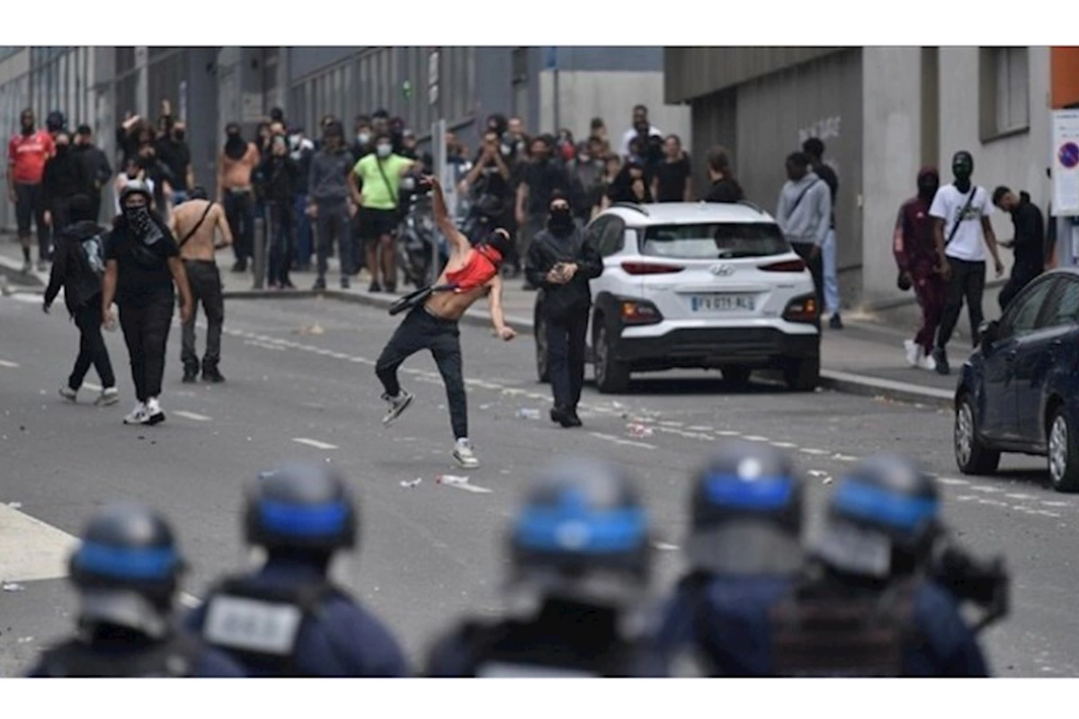 NATO əleyhinə olan kanadalılar polislə qarşıdurma yaşayır