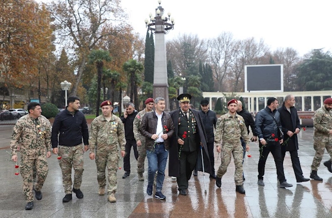 Xüsusi Təyinatlıların Qaziləri Şəhid ailələri və Veteranları ictimai birliyi Gəncədə tədbir keçirdi — FOTOLAR Xüsusi Təyinatlıların Qaziləri Şəhid ailələri və Veteranları ictimai birliyi Gəncədə tədbir keçirdi — FOTOLAR