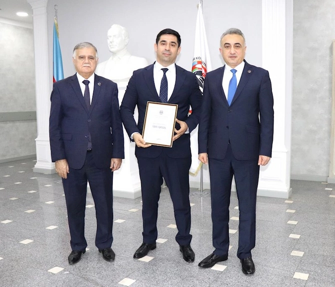 Vəkillər Kollegiyasının rəhbərliyi yeni hakim təyin olunan vəkilləri təltif edib — FOTOLAR
