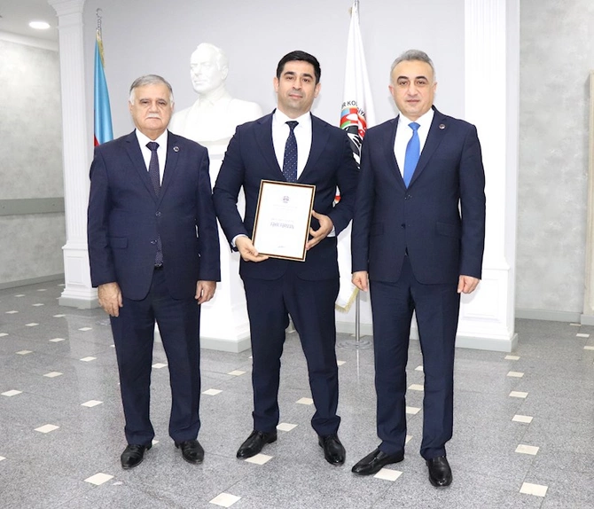 Vəkillər Kollegiyasının rəhbərliyi yeni hakim təyin olunan vəkilləri təltif edib — FOTOLAR