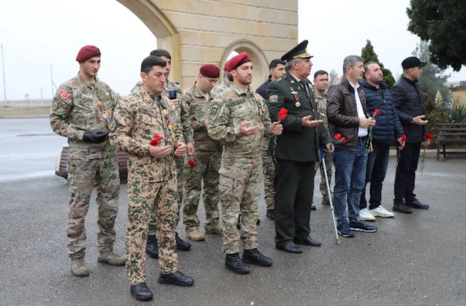 Xüsusi Təyinatlıların Qaziləri Şəhid ailələri və Veteranları ictimai birliyi Gəncədə tədbir keçirdi — FOTOLAR Xüsusi Təyinatlıların Qaziləri Şəhid ailələri və Veteranları ictimai birliyi Gəncədə tədbir keçirdi — FOTOLAR