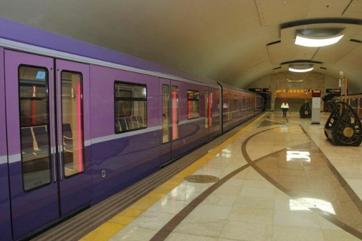 Metroda nə baş verir? — Sərnişinlər düşürüldü