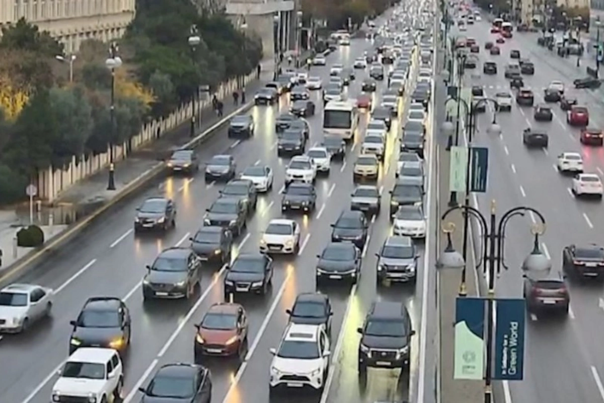 Bakının 15 yolunda tıxac var — SİYAHI