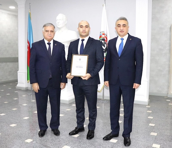 Vəkillər Kollegiyasının rəhbərliyi yeni hakim təyin olunan vəkilləri təltif edib — FOTOLAR